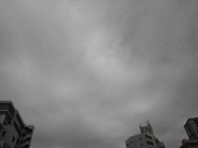 大阪市北区　６月１５日の曇り空の写真