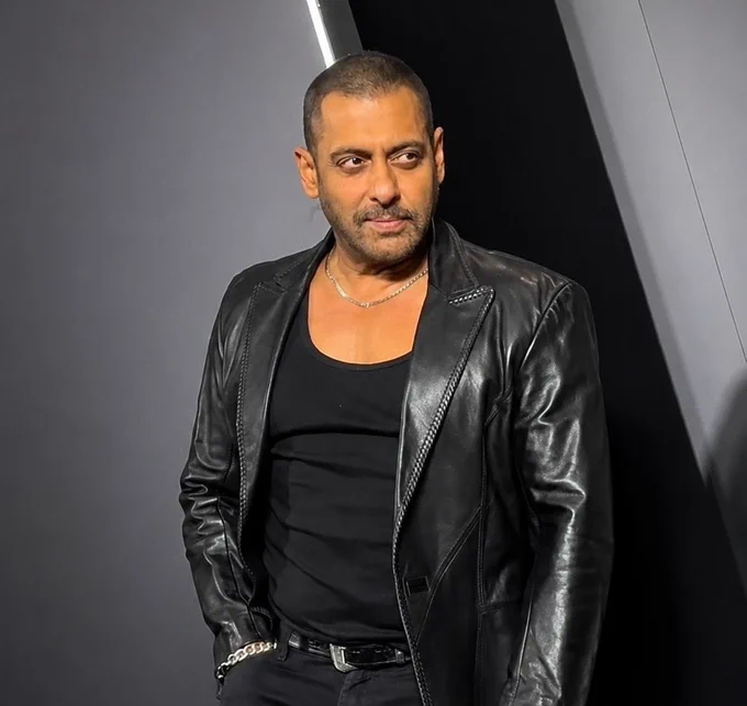This is what happens when a man doesn't let toxic girls, women, or relationships destroy his peace, mental health, and happiness.
No unnecessary drama, no sleepless nights, just a calm mind and a stress free life.
Still looking sharp in his 60s.