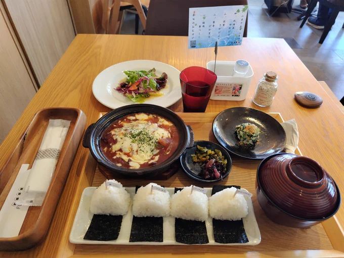 チーズハンバーグセット！
お値段は少ししますがその日の４種のお米で握ったおにぎりは食べ放題！
小さめに握ってあるので女性のお客さんも喜びそうな配慮です🙆