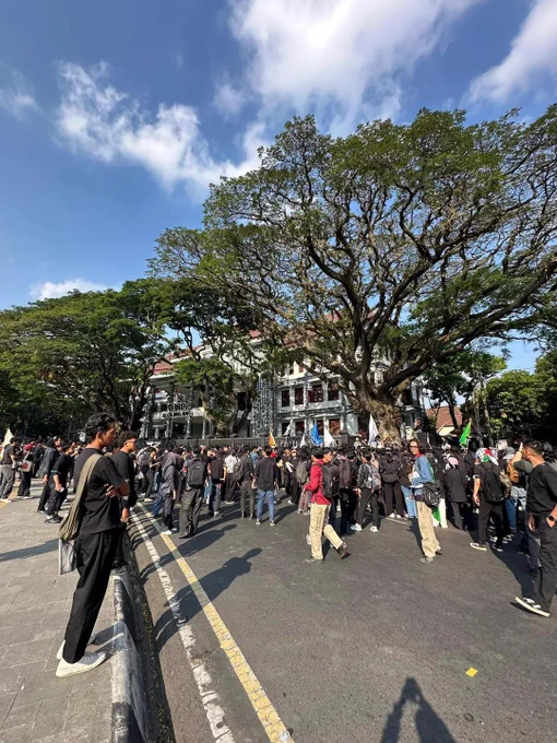 Beberapa kiriman foto-foto kegiatan aksi demo damai mahasiswa di Balikota Malang. Epic panjang umur perjuangan 🔥 📷_humanitycare_