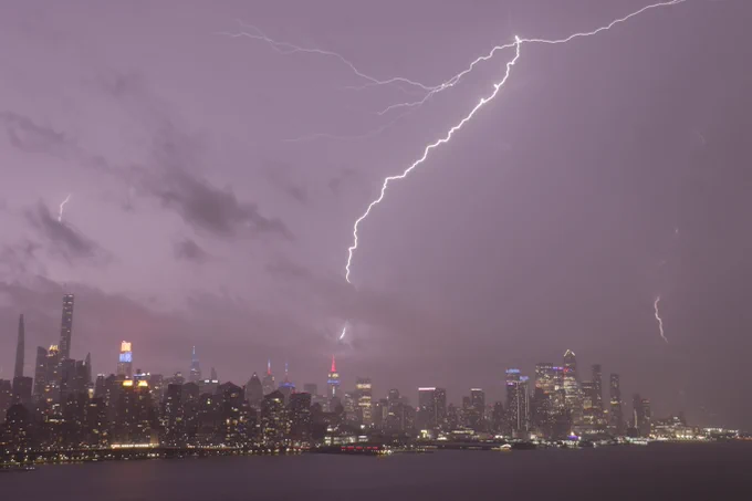 Multiple #lightning bolts struck the Empire State Building, One World Trade Center, and the tallest buildings in New York City tonight.


#Empirestatebldg 

#wtc

@Empirestatebldg #NewYorkCity

#Manhattan 

#severweather  #weatherchannel #weather  #severestorm #newjersey 

