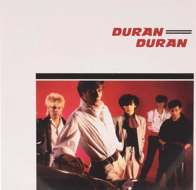 Copertina dell'album Duran Duran, dei Duran Duran. C'è una loro foto in basso a destra, grande però quasi mezza copertina. Il resto è bianco con la scritta Duran Duran in rosso in alto a destra.