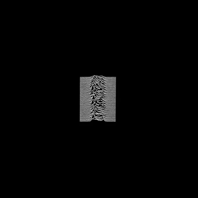Copertina dell'album Unknown Pleasures dei Joy Division. C'è una serie di linee bianca frastagliate su sfondo nero.