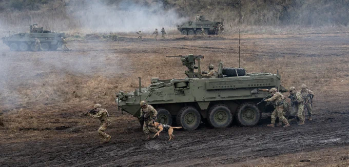 🇦🇷 | Imágenes adicionales de los recientemente incorporados VCBR General Dynamics Land Systems M1126 Stryker del Ejército Argentino vistos durante el ejercicio Daga Atlántica / Atlantic Dagger 2026 💪🇦🇷🇺🇸

El ejercicio Daga Atlántica / Atlantic Dagger 2026 constituyó el primer ejercicio conjunto y combinado de Fuerzas de Operaciones Especiales de Argentina y Estados Unidos realizado en territorio argentino.

La actividad simuló una crisis internacional de gran magnitud que requirió la intervención coordinada de fuerzas de operaciones especiales para proteger y recuperar personalidades y objetivos estratégicos de alto valor para ambas naciones.

Un ejercicio sin precedentes que fortaleció las capacidades conjuntas y la cooperación entre Argentina y Estados Unidos en el ámbito de las operaciones especiales.💪🇦🇷🇺🇸

@JMilei 
@Ejercito_Arg 
@FuerzaAerea_Arg 
@Armada_Arg 
@USArmy 
@SOCSOUTH   
@Southcom 
@THINKJSOU 
@pabloquirno 
@pldocmd 
@EmbajadaEEUUarg 
@ARGinUSA 
@GD_LandSyste