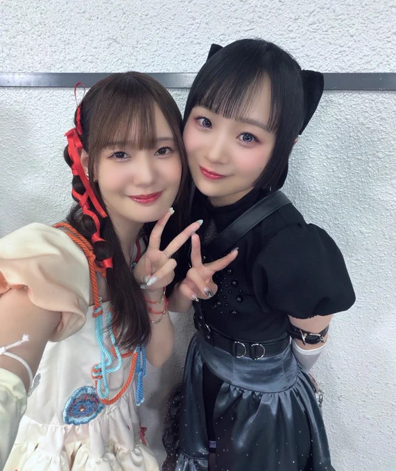 こちらも秦谷美鈴役の春咲暖ちゃんとのお写真です🫶
この衣装着てるのんちゃんが好きなので1日目撮ってもらったけどもう1回写真撮ろ！といって撮ってもらったお写真です🥰後ろのリボンが猫耳みたいになってて可愛いねぇ💕