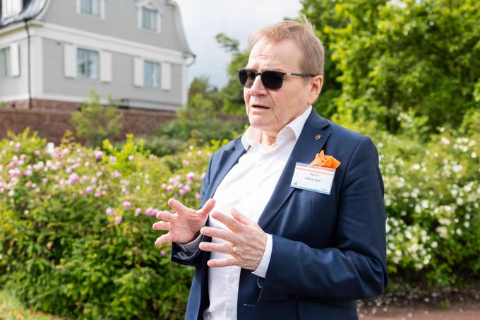 Kuvassa kenraalimajuri (evp) Harri Ohra-aho puhuu kameralle.