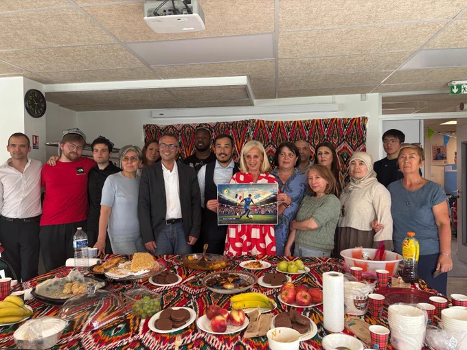 Photo de groupe devant le buffet