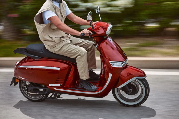 Was nervt dich mehr? 🤔 
Parkplatzsuche?
Hohe Spritkosten?

Egal welche Antwort – die Lösung ist da! 🛵
Der neue NEXT MOJITO 125er Elektroroller macht Schluss mit beidem! Ab CHF 3'799.-
Mehr Infos: https://e-performance.ch/elektroroller/next/mojito/

#FutureMobility #UrbanMobility  #Elektromobilitaet #Swiss