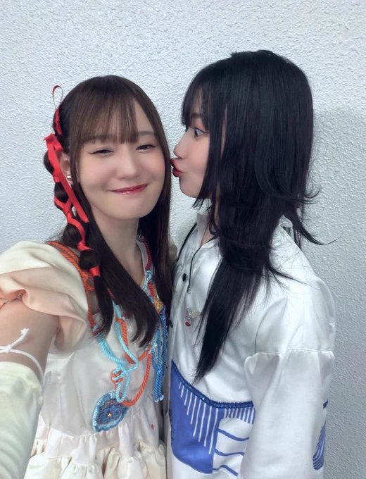 こちらは小鹿なおちゃんがほっぺにキスしようとしてくれてるお写真ですが、これほぼ当たってますよね？？？というお写真です。