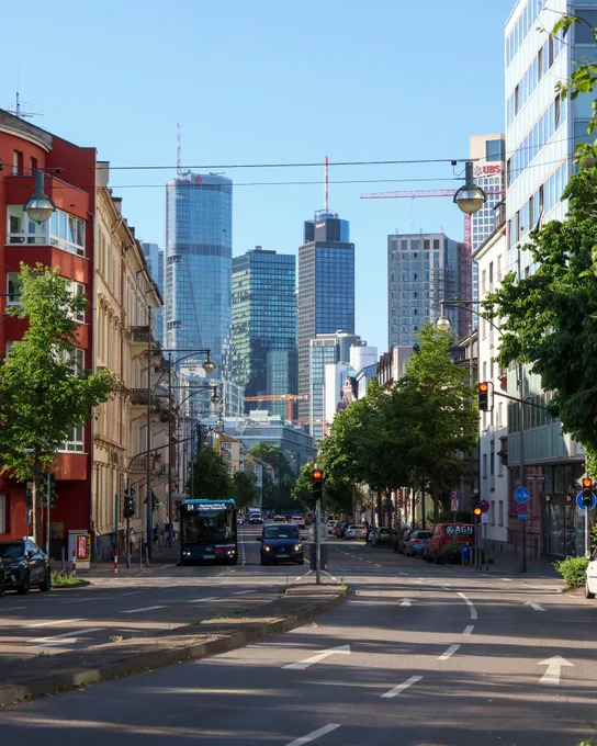 Blick vom Reuterweg nördlich des Grüneburgweges in Richtung Innenstadt im Frankfurter Westend. Foto: Jan Hassenpflug