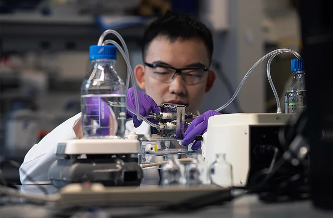 Lin Du in his lab testing hydrogen electrolysis using reclaimed wastewater.