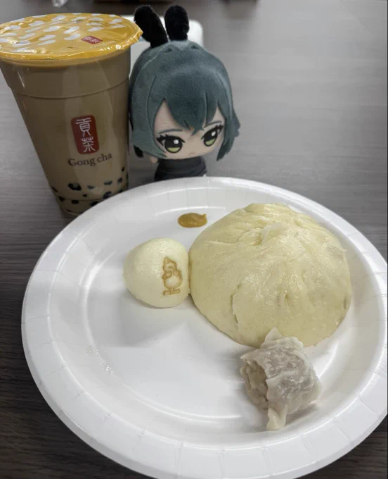 手前の紙皿には、肉まん、シウマイ、シウマイまん、からしが乗っている。
奥側にはタピオカとつきむらてまりのちびぐるみが並んでいる。