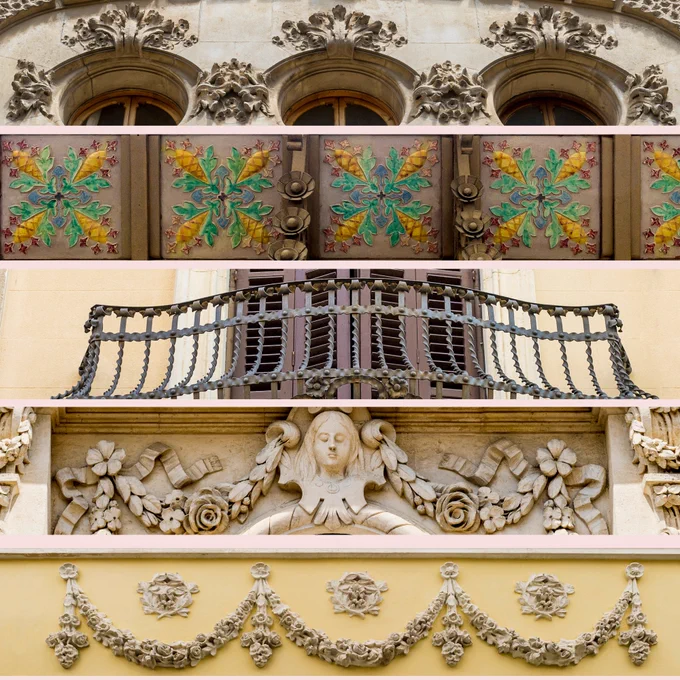 Detalls de façanes modernistes de Vilafranca