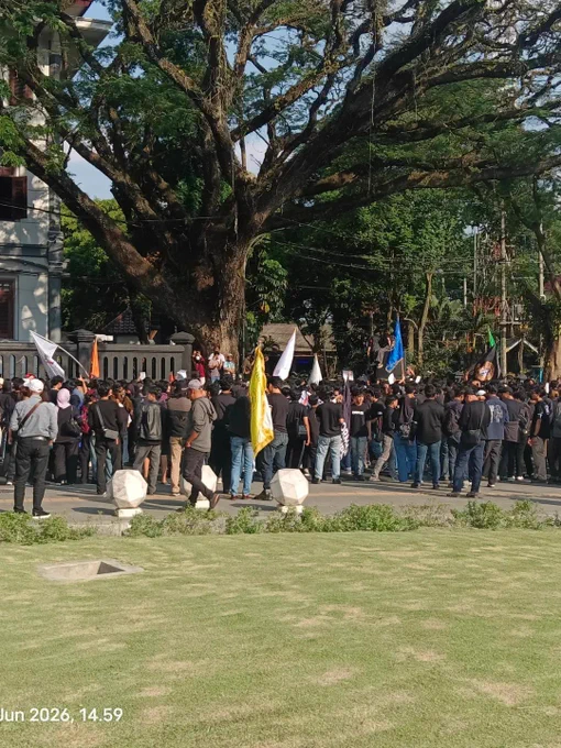 Beberapa kiriman foto-foto kegiatan aksi demo damai mahasiswa di Balikota Malang. Epic panjang umur perjuangan 🔥 📷 aslimalang.official