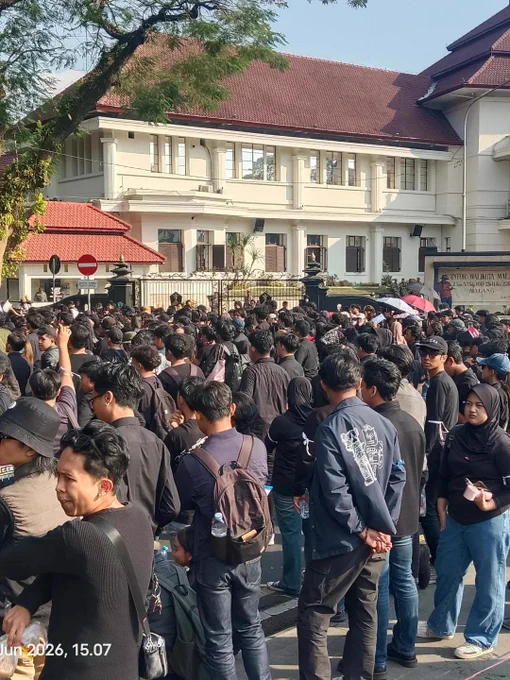 Beberapa kiriman foto-foto kegiatan aksi demo damai mahasiswa di Balikota Malang. Epic panjang umur perjuangan 🔥 📷 aslimalang.official