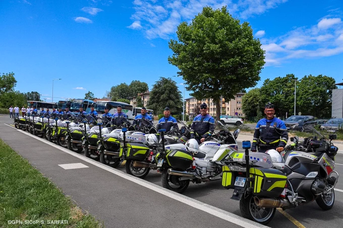 Des policiers et leur moto garé