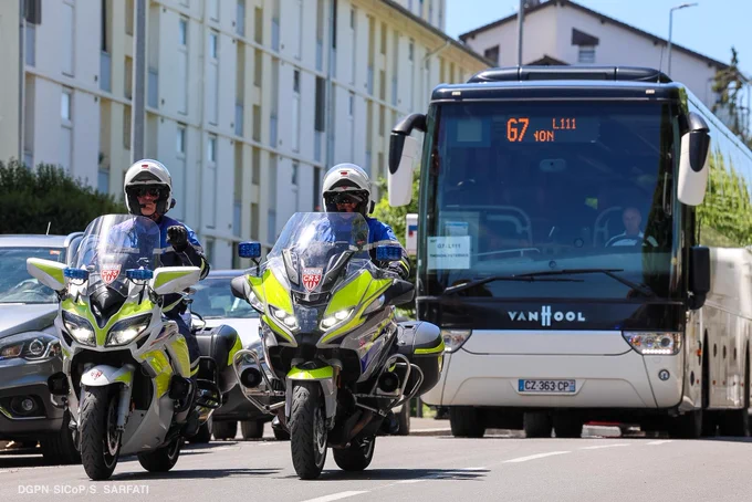 2 motocyclistes escortent le bus des candidats au baccalauréat