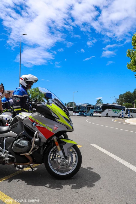 Un motocycliste en bord de route