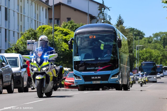 1 motocycliste escorte le bus des candidats au baccalauréat