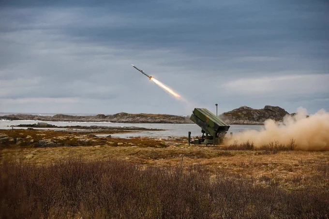 Le NASAMS (National Advanced Surface-to-Air Missile System) développé avec l’américain Raytheon est le premier système de défense aérienne terrestre à courte et moyenne portée, centré sur un réseau et opérationnel au monde.