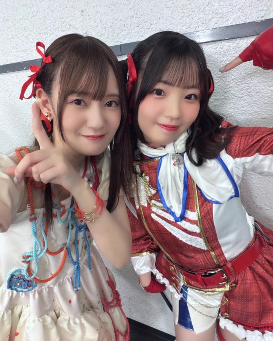 花海佑芽役の松田彩音ちゃんとのお写真です🫶
最近ずっっと一緒にいる気がする🥰
会う度に笑顔にさせてくれる子です！大好き！！
髪につけてるリボンが似てるね！というお写真です💕︎