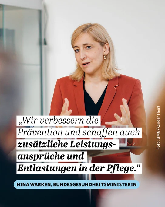 Auf der Kachel ist ein Foto der Ministerin zu sehen, wie sie vor Menschen spricht. Darunter steht das Zitat: „Wir verbessern die Prävention und schaffen auch zusätzliche Leistungsansprüche und Entlastungen in der Pflege.“