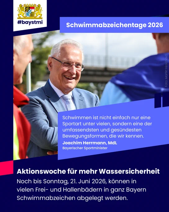 Minister Herrmann im Anzug steht zwischen zwei Personen im Gespräch. Überschrift: Schwimmabzeichentage 2026 mit Informationen zur Aktionswoche für Wassersicherheit bis 21. Juni 2026.