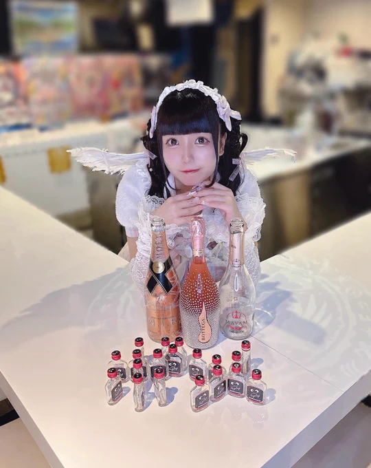 ポメ･ルミエールBDエンカウントありがとうございました🎀🪽‪

会いに来てお祝いしてくれたセンパイ、本当にありがとうございました🙇🏻‍♀️‪⸝⸝꙳

今回は初めてのぷちではなく、1人のエンカウントだったので日程が決まってからは毎日「どうしたら楽しんでもらえるか」「どうしたらありがとうを伝えられるか」をたくさん考えていました。楽しんでもらえたかな？

エンカウント前は楽しみな気持ちとちょっぴり不安な気持ちもあります。それでも頑張れたのは、会いに来てくれるセンパイがいたからです。ありがとう。

正直、終わってみると悔しい気持ちもあります。

もっと頑張れたんじゃないかな、自分にはまだ足りないものがたくさんあるなと、今の実力を実感した1日でもありました。

でも、私のために大切なお金も時間も使って会いに来てくれたのが本当に嬉しくて、センパイのおかげで幸せな1日になりました💭꙳⟡

勝手に無理かな？と諦めかけてて言ってなかったのですが、急に「クライナーで文字作りたい！」と言ったのも叶えてくれたのもありがとうꌩ ꌩ‪💧‬いつかやってみたいと思っていたので嬉しかったですᴗ ·̫ ᴗ♩

そしてシャンパンでお祝いしてくれたセンパイありがとうございました🥂‪⟡.·‬
実は今回、シャンパンメニューに出した3種類を全部揃えたいという目標が自分の中にありました。少し無謀かなと思いながらも、全部私の好きなピンク色で用意したので、結果的に3種類全て揃った時は本当に嬉しかったですᐡᴗ̥ ·̫ ᴗᐡ
天使にしてくれてありがとう໒꒱

まだまだ理想の自分にも目標にも遠いけれど、来年はもっと愛される魔女っ子になれるように頑張ります🪄︎︎✨

だいすきです

ポメ･ルミエール