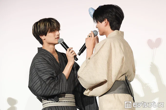 終始イチャつく高橋恭平＆岩瀬洋志（C）モデルプレス
