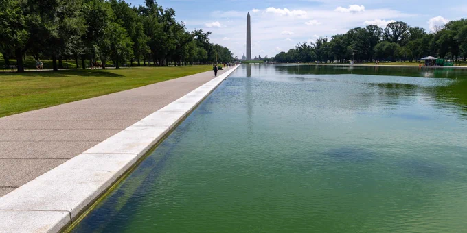 Lincoln Memorial Reflecting Pool turns green after surface painted
