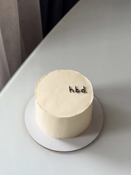 Ini namanya kue ulang tahun. Maaf ya, gak ada lilinnya. Soalnya udah kepake pas maljum kemarin. Walaupun terlambat, selamat atas bertambahnya umurmu ya. Semoga yang disemogakan bisa terkabul, saya bagian aminin dalem hati👌🏻 semoga kamu tetep sehat dan bahagia, semoga awet juga bersama ayangnya eak. 😏