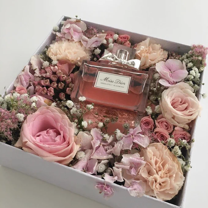 Ini namanya parfum, biar kamu terhindar dari bau ketek dan gak bau matahari. ☺️