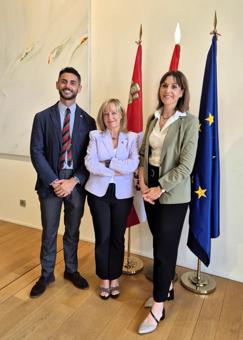 La presidenta del TSJCyL (centro) junto al magistrado italiano y a la presidenta del Tribunal de Instancia de Burgos.