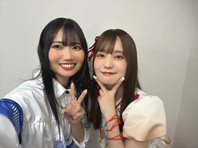 おじかなお(左)とかわむられいなさん(右)のツーショット。
2人とも笑顔でピースをしている。