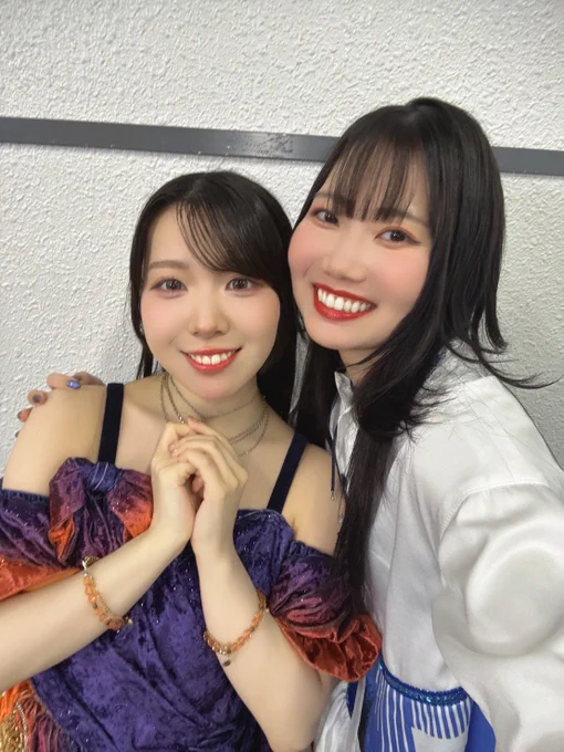 いとうまおさん(左)とおじかなお(右)のツーショット。
おじかは伊藤さんの肩に手を置き、いとうさんは胸の前で両手を握っている。
2人とも笑顔。
