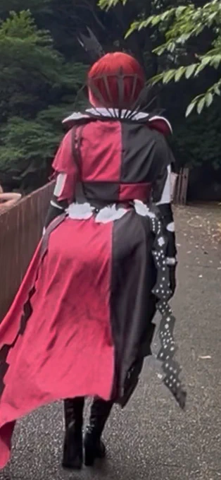 まず前提として覚えておいて欲しいのが、私は憑依型の人です！

憑依型は簡単に言うと、その役とかキャラに強く感情移入して自分のことのように表現するタイプのことなんだけど、憑依型の弊害がコスにも出ちゃって、服装とキャラと、同行のキャラに引っ張られちゃうのね、だから昨日は自分の周りにトランプ兵が誰もいなくて、周りの🌹にはいるのにとか思ったらだいぶしんどくなっちゃって、涙は出るし情緒やばいしになってたのよ
それで、オバブロとか重いシーンを撮る時はどう頑張っても普段の自分ではいれないから怖いって感じることとか多いと思うけど憑依してんだなぁと思ってて欲しい！
頑張って自力で戻れるようにはしてるんだけど、どうしても残っちゃって急に1人になろうとしたりするかもだけどそっとしておくか、やばそうだったら名前呼んでくれたら戻って来やすいから助けて欲しいな
作品への没入度が高いだけなんだけど、嫌だなぁと思う人がいたらごめんね😣

本当にご迷惑をおかけして申し訳なかった...
なるべく呑まれないように頑張るけど万が一の時は支えてくれると嬉しいです！