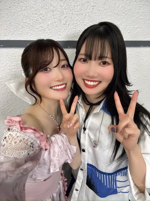 うすいゆりさん(左)とおじかなお(右)のツーショット。
2人とも笑顔でピースをしている。