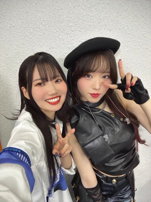 おじかなお(左)とひたかましろさん(右)のツーショット。
2人ともピースをしている。