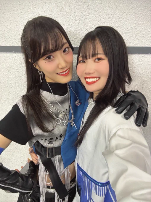 あまねゆかりさん(左)とおじかなお(右)のツーショット。
あまねさんはおじかの肩に手を置き、おじかはあまねさんの腰に手を添えている。