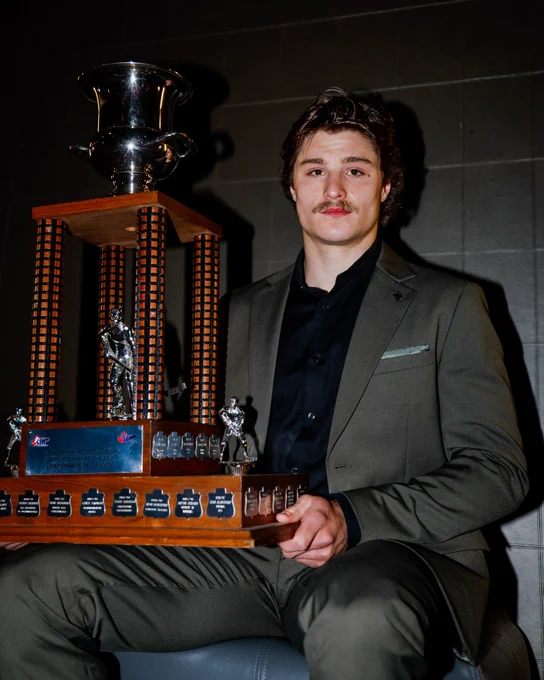 A photo of Canadiens prospect Bryce Pickford posing with the CHL Defenseman of the Year Trophy at the CHL Awards 