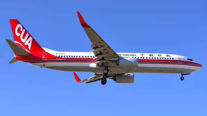 A China United Airlines B737-89P(WL) on final approach on a sunny day.