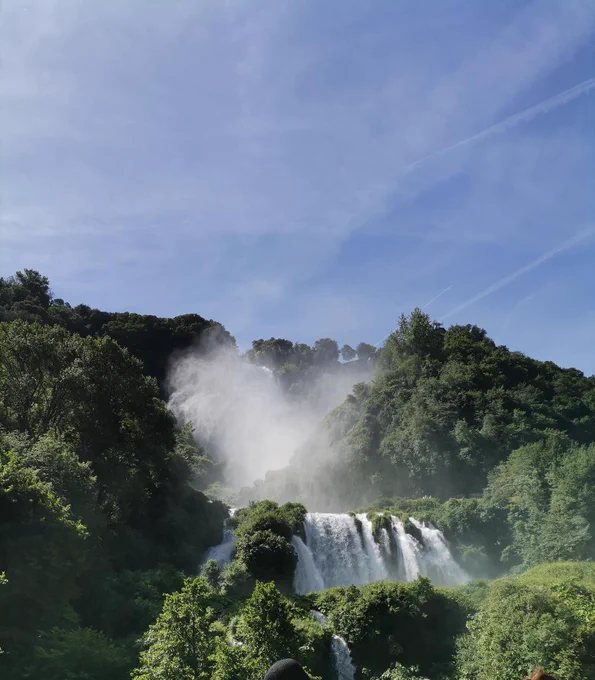 Cascata delle Marmore (Terni) 🌊☀️🌊🍀 Con i suoi 165m è annoverata fra le Cascate più alte d'Europa, formandosi alla Confluenza del fiume Velino e del fiume Nera. 
Grazie alla Straordinaria ricchezza Biologica di Specie e di Ambienti concentrati in limitato spazio Ecologico, è compresa all'interno dell'area Naturale Protetta Regionale Parco Fluviale del Nera e riconosciuta a livello Europeo come Zona Speciale di Conservazione (ZSC) e Zona di Protezione Speciale (ZPS) della Rete Ecologica Europea Natura 2000. 
I Paesaggi dell'Umbria sono Testimonianza del Connubio tra Ambiente Naturale e pratiche Agrosilvopastorali Tradizionali; questa Sinergia ha creato nel Tempo modificazioni stabili del Territorio che hanno reso alta la diversità biologica di alcune aree Naturali.