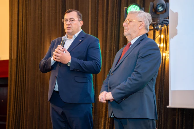 🌾 30 lat Mazowieckiej Izby Rolniczej! Wyjątkowy jubileusz i debata o przyszłości wsi.

Za nami Mazowiecki Kongres Rolniczy pod hasłem „30 lat doświadczenia i przyszłości wsi”, w którym udział wzięli minister Stefan Krajewski oraz wiceminister Adam Nowak. Wydarzenie było połączone z uroczystym Jubileuszem 30-lecia działalności Mazowieckiej Izby Rolniczej.

Podczas inauguracji wiceminister Adam Nowak podkreślił, jak kluczową rolę na mapie całej Europy odgrywa rolnicze Mazowsze: 
💬 W województwie mazowieckim jest więcej gospodarstw rolnych na samym tylko Mazowszu niż w zdecydowanej większości państw członkowskich Unii Europejskiej. Całych państw. To też pokazuje nam skalę znaczenia województwa mazowieckiego jako ważnego regionu nie tylko z punktu widzenia Polski, ale też całej Europy, w tym bezpieczeństwa żywnościowego naszego kontynentu.  Wiceminister podziękował izbie za 30 lat bycia silnym, jednolitym głosem rolników, a także za codzienne partnerstwo – od działań społecznych i wsparc
