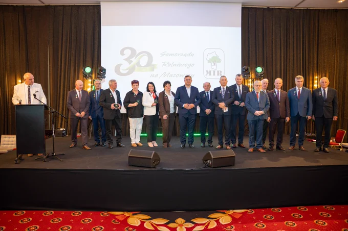 🌾 30 lat Mazowieckiej Izby Rolniczej! Wyjątkowy jubileusz i debata o przyszłości wsi.

Za nami Mazowiecki Kongres Rolniczy pod hasłem „30 lat doświadczenia i przyszłości wsi”, w którym udział wzięli minister Stefan Krajewski oraz wiceminister Adam Nowak. Wydarzenie było połączone z uroczystym Jubileuszem 30-lecia działalności Mazowieckiej Izby Rolniczej.

Podczas inauguracji wiceminister Adam Nowak podkreślił, jak kluczową rolę na mapie całej Europy odgrywa rolnicze Mazowsze: 
💬 W województwie mazowieckim jest więcej gospodarstw rolnych na samym tylko Mazowszu niż w zdecydowanej większości państw członkowskich Unii Europejskiej. Całych państw. To też pokazuje nam skalę znaczenia województwa mazowieckiego jako ważnego regionu nie tylko z punktu widzenia Polski, ale też całej Europy, w tym bezpieczeństwa żywnościowego naszego kontynentu.  Wiceminister podziękował izbie za 30 lat bycia silnym, jednolitym głosem rolników, a także za codzienne partnerstwo – od działań społecznych i wsparc