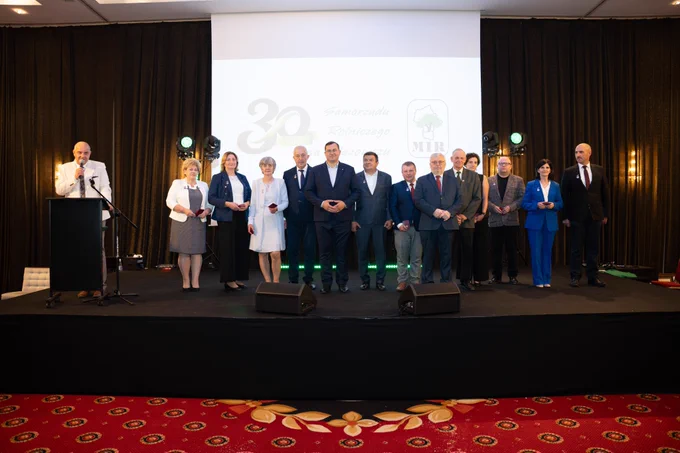 🌾 30 lat Mazowieckiej Izby Rolniczej! Wyjątkowy jubileusz i debata o przyszłości wsi.

Za nami Mazowiecki Kongres Rolniczy pod hasłem „30 lat doświadczenia i przyszłości wsi”, w którym udział wzięli minister Stefan Krajewski oraz wiceminister Adam Nowak. Wydarzenie było połączone z uroczystym Jubileuszem 30-lecia działalności Mazowieckiej Izby Rolniczej.

Podczas inauguracji wiceminister Adam Nowak podkreślił, jak kluczową rolę na mapie całej Europy odgrywa rolnicze Mazowsze: 
💬 W województwie mazowieckim jest więcej gospodarstw rolnych na samym tylko Mazowszu niż w zdecydowanej większości państw członkowskich Unii Europejskiej. Całych państw. To też pokazuje nam skalę znaczenia województwa mazowieckiego jako ważnego regionu nie tylko z punktu widzenia Polski, ale też całej Europy, w tym bezpieczeństwa żywnościowego naszego kontynentu.  Wiceminister podziękował izbie za 30 lat bycia silnym, jednolitym głosem rolników, a także za codzienne partnerstwo – od działań społecznych i wsparc