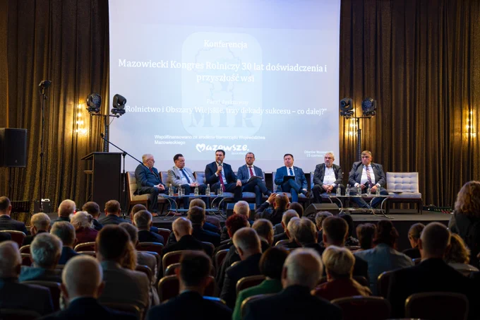 🌾 30 lat Mazowieckiej Izby Rolniczej! Wyjątkowy jubileusz i debata o przyszłości wsi.

Za nami Mazowiecki Kongres Rolniczy pod hasłem „30 lat doświadczenia i przyszłości wsi”, w którym udział wzięli minister Stefan Krajewski oraz wiceminister Adam Nowak. Wydarzenie było połączone z uroczystym Jubileuszem 30-lecia działalności Mazowieckiej Izby Rolniczej.

Podczas inauguracji wiceminister Adam Nowak podkreślił, jak kluczową rolę na mapie całej Europy odgrywa rolnicze Mazowsze: 
💬 W województwie mazowieckim jest więcej gospodarstw rolnych na samym tylko Mazowszu niż w zdecydowanej większości państw członkowskich Unii Europejskiej. Całych państw. To też pokazuje nam skalę znaczenia województwa mazowieckiego jako ważnego regionu nie tylko z punktu widzenia Polski, ale też całej Europy, w tym bezpieczeństwa żywnościowego naszego kontynentu.  Wiceminister podziękował izbie za 30 lat bycia silnym, jednolitym głosem rolników, a także za codzienne partnerstwo – od działań społecznych i wsparc