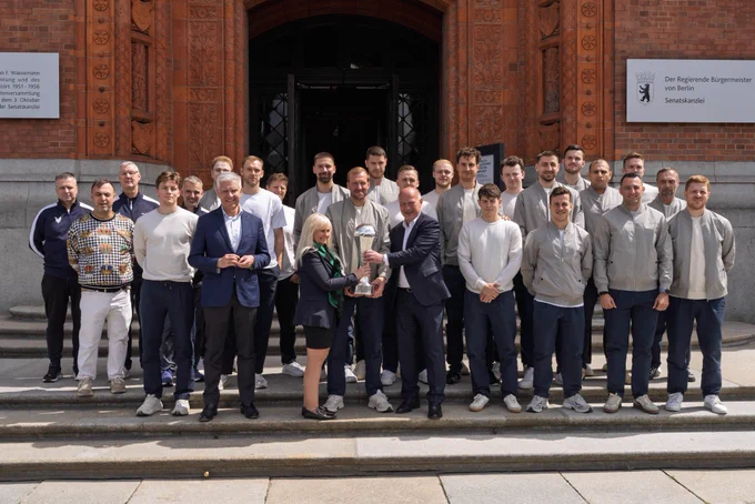 Gruppenbild mit den Füchsen, Iris Spranger und Kai Wegner