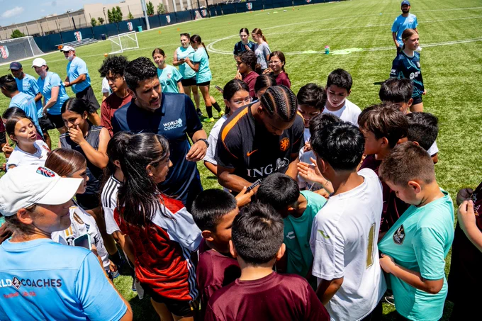Netherlands player signing autographs at the WorldCoaches clinic