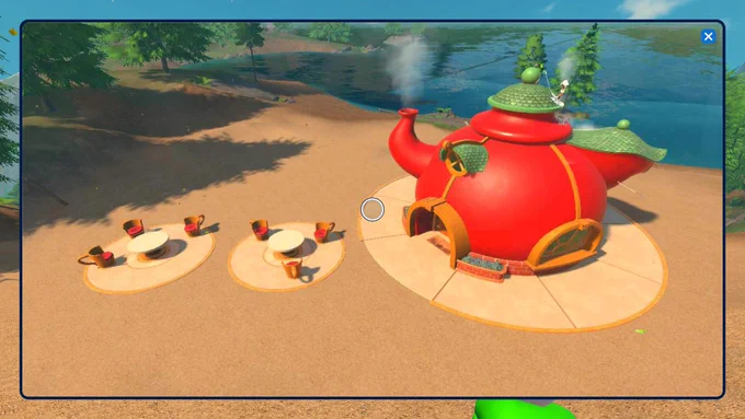 PowerWash Simulator 2 Screenshot des gleichen riesigen Teekannen Gebäudes, jetzt sauber und in hellem Rot mit grünen Blattdetails gestrichen. Der Strand am Seeufer ist ordentlich und die Gartenmöbel sind makellos sauber.
