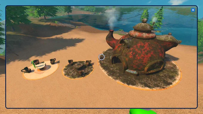 PowerWash Simulator 2 Screenshot eines riesigen verrosteten Teekannen Gebäudes auf einem sandigen Strand an einem See mit Pinien. Das Gebäude und die umliegenden Möbel sind mit Schmutz und Moos bedeckt. Ein In Game Interface Rahmen ist sichtbar.